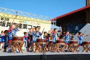 青空ステージでは、るんびに太鼓を皮切りにさまざまなショーを開催