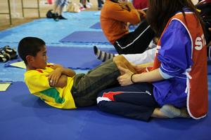 上体起こしや握力など6種目の総合で体力を測定