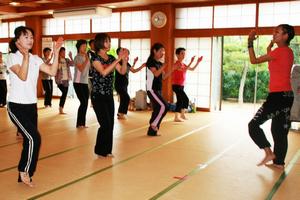 インストラクターの野田美幸氏の元気あふれ指導のもと、エアロビクスで気持ち良く汗を流す