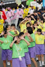 元気に踊り続ける総踊り。独自の掛け声で盛り上がるチームも多数見られた