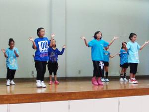 子どもたちによるダンスや体操の練習の成果が披露される