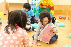 正解も不正解もない。ちぎる紙の形は子どもたちの心の赴くまま