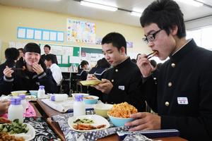 甘エビを味わい、給食を楽しむ生徒