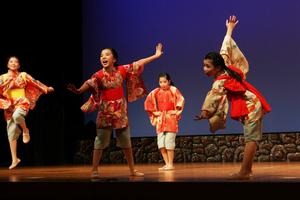 武者人形を出すことが決まり、大喜びの町娘たち