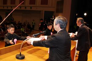 「食と運動からはじまる健康づくり」の図画ポスターコンクールの表彰