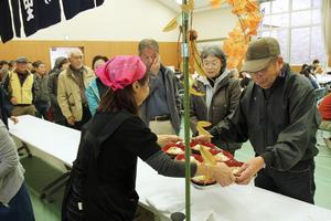 今年も新そばを味わおうと長蛇の列