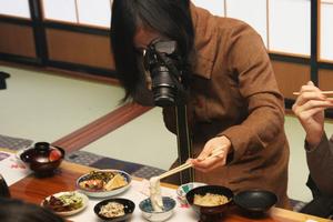 地元の食材を使った料理を写真に収める