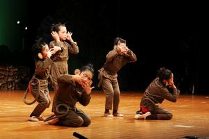 三国神社の小猿たちも武者人形が出陣する楽しみを全身で表す