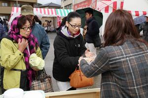 肌寒い天候の初日は、セイコガニが丸々一匹入ったカニ汁が人気