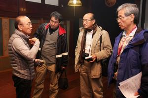 地元の暮らしの様子を聞き取る