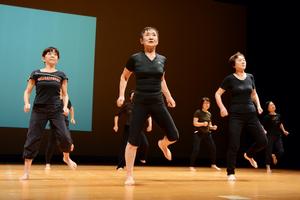 日頃の体操を実践し、無理のない運動で健康を推進する、いきいき健康体操教室のみなさん