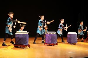 子どもたちによる太鼓やお囃子など演奏が、舞台を盛り上げる