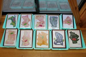 子どもたちが思い思いにちぎった紙が、いろいろな生き物に変身