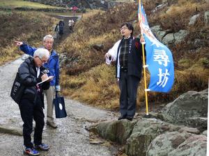 観光の名所である東尋坊について、坂井市観光連盟事務局長の三原氏が説明