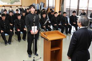 32人の選手、監督らを代表し決意を述べる飯田さん