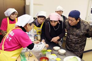 塩分が測れる「減塩くん」を使って、お味噌汁の分量をチェック