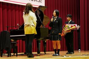 生徒を代表し、河野ひとみさんが感謝の言葉を贈る