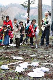 白山神社境内でモンスターと「タオル投げ」で対戦する子どもたち