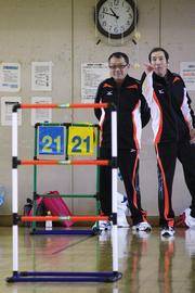 合計が21点になるように、引っ掛ける箇所を狙ってボールを投げるプレーヤー