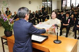 青柳教育委員長から表彰される竹田さん