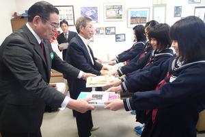 図書委員に図書カードで購入した本を寄贈