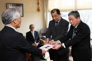 川元教育長に目録を手渡す山口専務と小林組合長