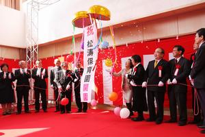 新しい保育園の竣工を祝う来賓者たち