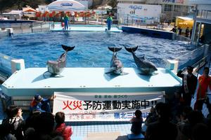 横断幕を掲げ、火災予防運動をPR