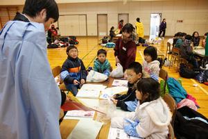 地図を見ながらどこを散策するか話し合う子どもたち