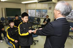 川元教育長から激励を受ける竹内雅也主将