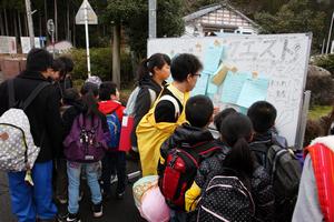 村人からたくさんの依頼が掲示されている小学校横のボード