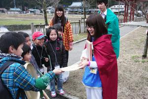 村のおばあさんからの依頼で、王様に遺書を手渡し。お返しに王様から有力情報をゲット