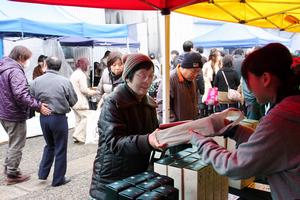 「鬼作左」「一筆啓上」など久保田酒造で作られたお酒を買い求める人たち