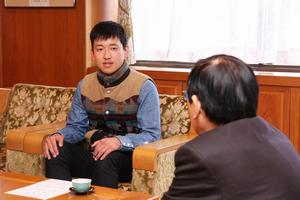 「大学では林業を専攻し、わなの狩猟免許も取得した」と話す石田さん(左)