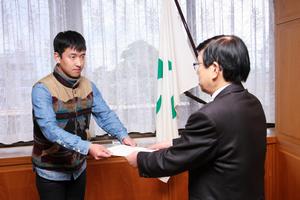 北川副市長が委嘱状を交付