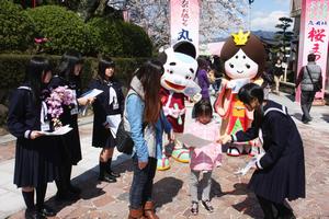 丸岡高校放送部が丸岡城周辺の石碑の内容を調べて翻訳したマップを作成。城丸くんやたけだ桜ちゃんと一緒に観光客に配布