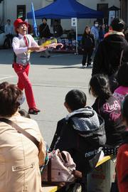 大道芸人TACKのジャグリングショー。子どもも手伝い大盛り上がり1