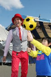 大道芸人TACKのジャグリングショー。子どもも手伝い大盛り上がり2