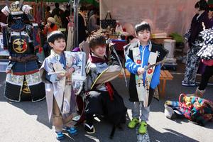 武将の衣装を着て、武将隊のメンバーと記念撮影