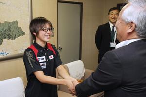 川元教育長から激励される中島選手