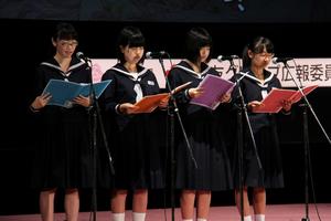 入賞した作品を朗読する丸岡中生徒