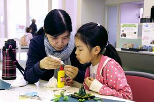 親子で協力する姿もあちこちに。大人心をも動かすジオラマ製作