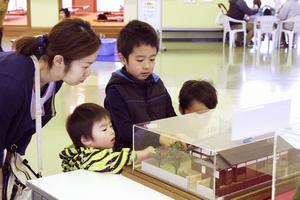 アニメやドラマに出てくる家などを細部まで忠実に再現。部屋の電気がついたり風車が動いたりと手の込んだつくりのミニチュア模型