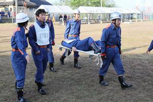 応急救護所を設営し、負傷者の避難誘導訓練を行う女性消防団員たち