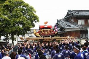 激しく力強いお神輿
