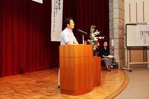 総会であいさつをする高尾誠会長