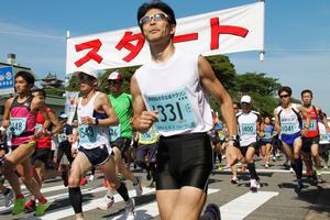 晴れ渡る青空の下、一斉にスタートするランナーたち