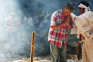 無病息災を祈りながら、煙があがる護摩木の上を素足で渡る参拝者