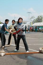 消火栓操作競技では、3人でしっかりとホースを抱えて目標に向かって放水