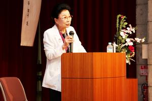 講演を行う天谷祥子理事長